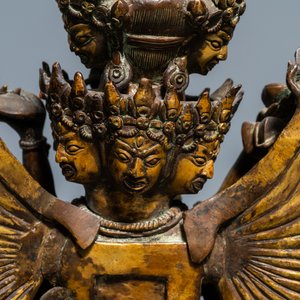 Een grote Sino-Tibetaanse verguld bronzen figuur van Kapaladhara Hevajra, 18/19e eeuw — foto 14