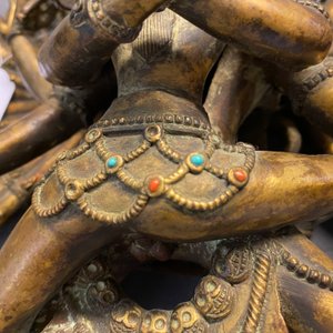 Een grote Sino-Tibetaanse verguld bronzen figuur van Kapaladhara Hevajra, 18/19e eeuw — foto 25