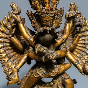 Een grote Sino-Tibetaanse verguld bronzen figuur van Kapaladhara Hevajra, 18/19e eeuw — foto 9
