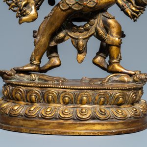 Een grote Sino-Tibetaanse verguld bronzen figuur van Kapaladhara Hevajra, 18/19e eeuw — foto 10