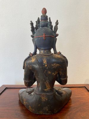 Een grote Sino-Tibetaanse vergulde en gelakte bronzen Boeddha, 19/20e eeuw — foto 3