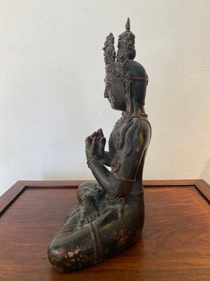Een grote Sino-Tibetaanse vergulde en gelakte bronzen Boeddha, 19/20e eeuw — foto 4