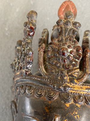 Een grote Sino-Tibetaanse vergulde en gelakte bronzen Boeddha, 19/20e eeuw — foto 10