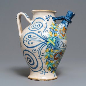 Een grote siroopkan in Italiaanse majolica, Deruta, gedat. 1569 — foto 5