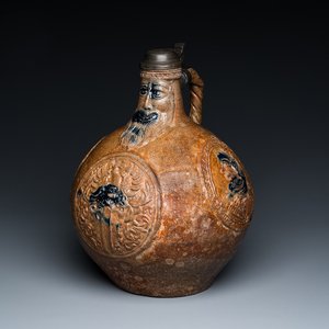 Een grote steengoed baardmankruik met een wapen- en twee portretmedaillons, Frechen, Duitsland, gedateerd 1603 en 1605 — foto 1