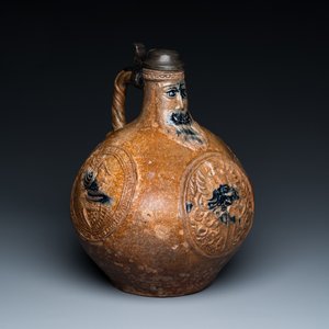 Een grote steengoed baardmankruik met een wapen- en twee portretmedaillons, Frechen, Duitsland, gedateerd 1603 en 1605 — foto 2