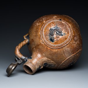 Een grote steengoed baardmankruik met een wapen- en twee portretmedaillons, Frechen, Duitsland, gedateerd 1603 en 1605 — foto 8