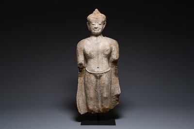 Een grote Thaise stucco sculptuur van Boeddha Shakyamuni, Haripunchai regio, 13e eeuw