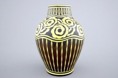 Een grote vaas van Charles Catteau voor Boch Keramis met geel floraal decor op zwarte fond, ca. 1924