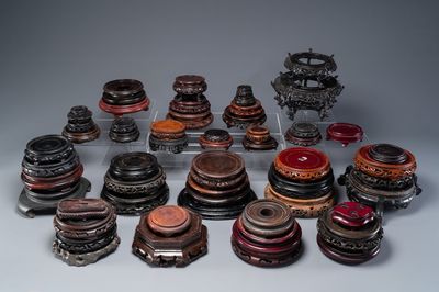 Een grote verzameling van 54 gevarieerde Chinese houten sokkels, 19/20e eeuw