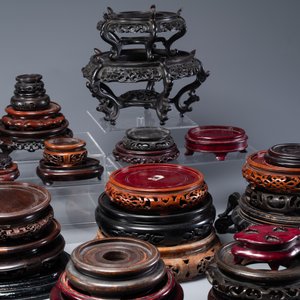 Een grote verzameling van 54 gevarieerde Chinese houten sokkels, 19/20e eeuw — foto 11