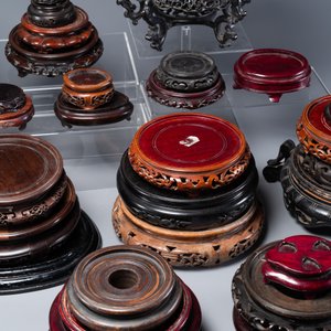 Een grote verzameling van 54 gevarieerde Chinese houten sokkels, 19/20e eeuw — foto 4