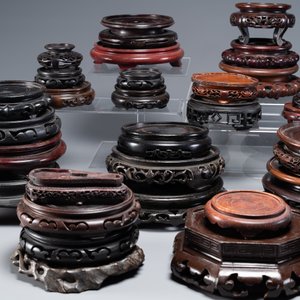Een grote verzameling van 54 gevarieerde Chinese houten sokkels, 19/20e eeuw — foto 10