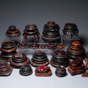 Een grote verzameling van 58 gevarieerde Chinese houten sokkels, 19/20e eeuw — foto 1