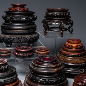 Een grote verzameling van 58 gevarieerde Chinese houten sokkels, 19/20e eeuw — foto 8