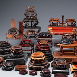 Een grote verzameling van 76 gevarieerde Chinese houten sokkels en deksels en 2 dozen, 19/20e eeuw — foto 11