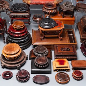 Een grote verzameling van 76 gevarieerde Chinese houten sokkels en deksels en 2 dozen, 19/20e eeuw — foto 6