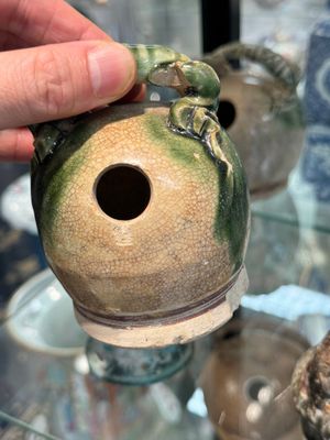 Een grote verzameling van negentien Vietnamese steengoed kalkpotten, 14e eeuw en later — foto 13