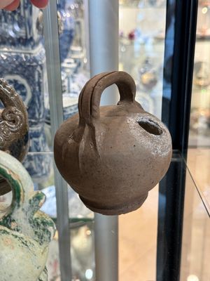 Een grote verzameling van negentien Vietnamese steengoed kalkpotten, 14e eeuw en later — foto 21
