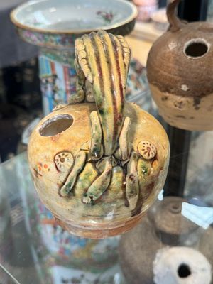 Een grote verzameling van negentien Vietnamese steengoed kalkpotten, 14e eeuw en later — foto 35