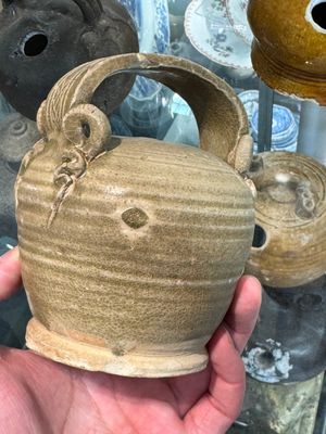 Een grote verzameling van negentien Vietnamese steengoed kalkpotten, 14e eeuw en later — foto 42