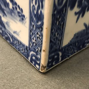 Een grote vierkante Chinese blauw-witte theebus met floraal decor, Kangxi — foto 12