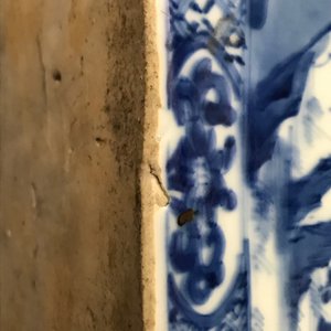Een grote vierkante Chinese blauw-witte theebus met floraal decor, Kangxi — foto 18