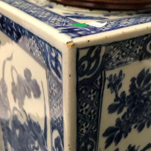 Een grote vierkante Chinese blauw-witte theebus met floraal decor, Kangxi — foto 19