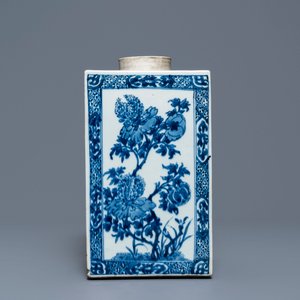 Een grote vierkante Chinese blauw-witte theebus met floraal decor, Kangxi — foto 3