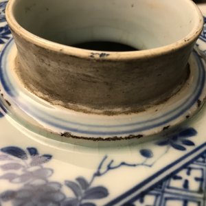 Een grote vierkante Chinese blauw-witte theebus met floraal decor, Kangxi — foto 9