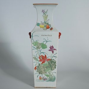 Een grote vierkante Chinese famille rose vaas, 19/20e eeuw — foto 8
