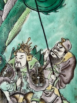 Een grote vierkante Chinese verte biscuit 'Roman van de Drie Koninkrijken' vaas, 19e eeuw — foto 14