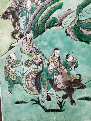 Een grote vierkante Chinese verte biscuit 'Roman van de Drie Koninkrijken' vaas, 19e eeuw — foto 18