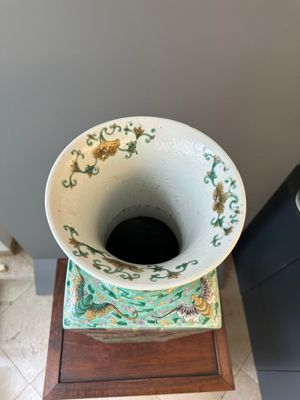 Een grote vierkante Chinese verte biscuit 'Roman van de Drie Koninkrijken' vaas, 19e eeuw — foto 5