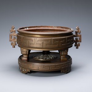 Een grote Vietnamese bronzen wierookbrander op sokkel, 19/20e eeuw — foto 1