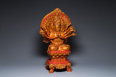 Een grote Vietnamese vergulde en gelakte houten figuur van Avalokitesvara met 18 armen, 19/20e eeuw