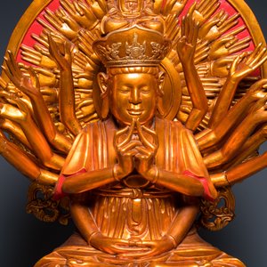 Een grote Vietnamese vergulde en gelakte houten figuur van Avalokitesvara met 18 armen, 19/20e eeuw — foto 7
