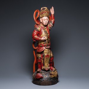 Een grote Vietnamese vergulde en gelakte houten figuur van een hemelse koning, 19/20e eeuw — foto 1