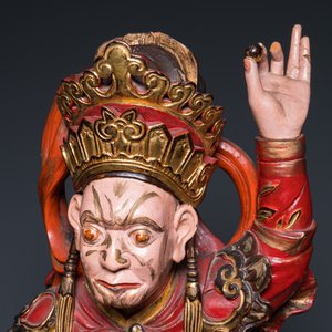 Een grote Vietnamese vergulde en gelakte houten figuur van een hemelse koning, 19/20e eeuw — foto 11
