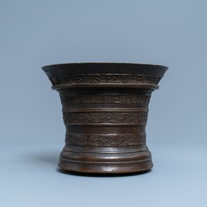 Een grote Vlaamse bronzen vijzel met inscriptie en gedateerd 1604, Rijsel — foto 2