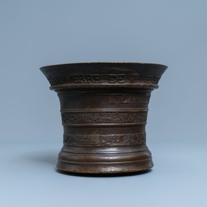 Een grote Vlaamse bronzen vijzel met inscriptie en gedateerd 1604, Rijsel — foto 3