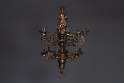 Een grote Vlaamse of Nederlandse neogotische bronzen kroonluchter met Madonna en kind, 19e eeuw