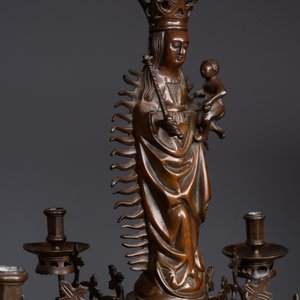 Een grote Vlaamse of Nederlandse neogotische bronzen kroonluchter met Madonna en kind, 19e eeuw — foto 4