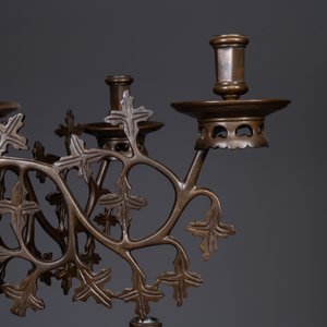 Een grote Vlaamse of Nederlandse neogotische bronzen kroonluchter met Madonna en kind, 19e eeuw — foto 7