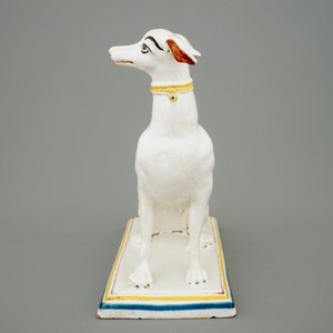 Een grote windhond in polychroom Brussels aardewerk, 18e eeuw — foto 3