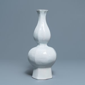 Een grote wit Delftse octagonale flesvormige vaas, Frankrijk of Nederland, 18e eeuw — foto 2
