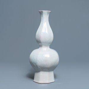 Een grote wit Delftse octagonale flesvormige vaas, Frankrijk of Nederland, 18e eeuw — foto 4