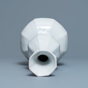 Een grote wit Delftse octagonale flesvormige vaas, Frankrijk of Nederland, 18e eeuw — foto 6