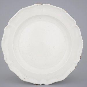 Een grote witte monochrome Delftse schotel met gelobde rand, 18e eeuw — foto 1