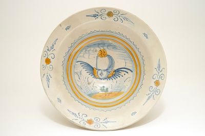 Een Haarlemse majolica kom met een engelenkop, begin 17e eeuw